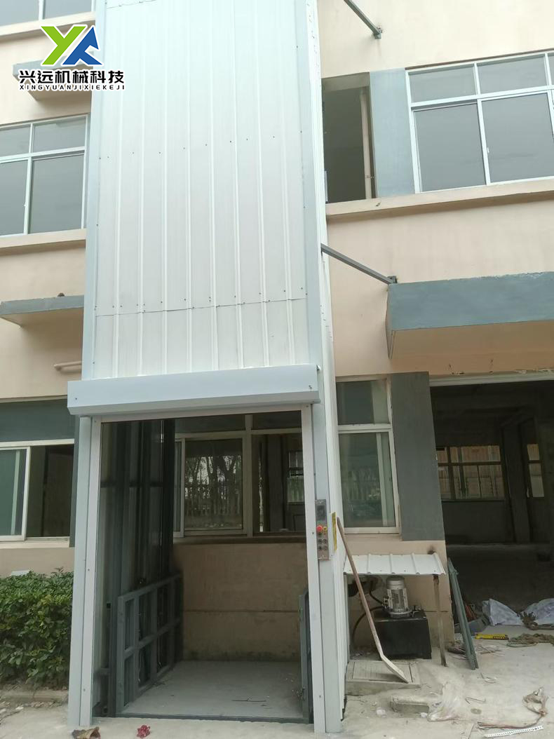 彩鋼瓦外封廠房貨物提升機